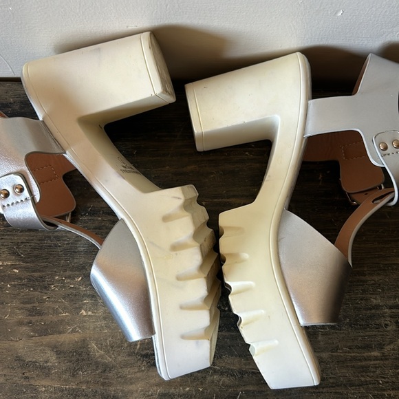T STRAP PLATFORM SANDALS Size 7 - Picture 12 of 15